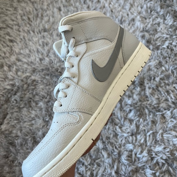 Nike Jordan 1 mid “light bone” - Picture 4 of 13